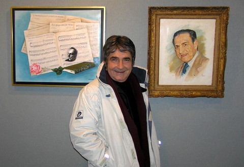Olivier Sorel pose devant le portrait de Louis Amade
